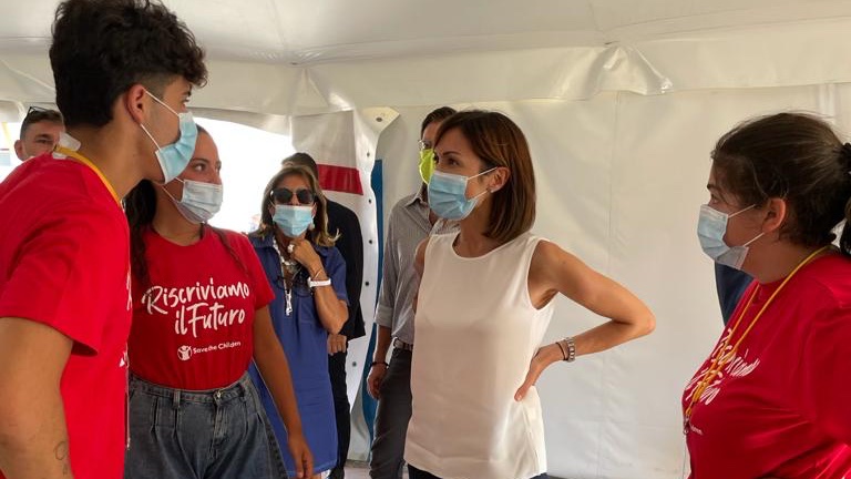 Realtà come Il Punto Luce <a href="/SaveChildrenIT/">Save the Children IT</a> di Barra a Napoli vanno sostenute in ogni area a rischio del Paese e del nostro #Sud. Questi spazi danno lavoro a tanti ragazzi e sicurezza alle famiglie, offrendo la possibilità ai bambini di giocare, sperimentare. Di essere bambini.