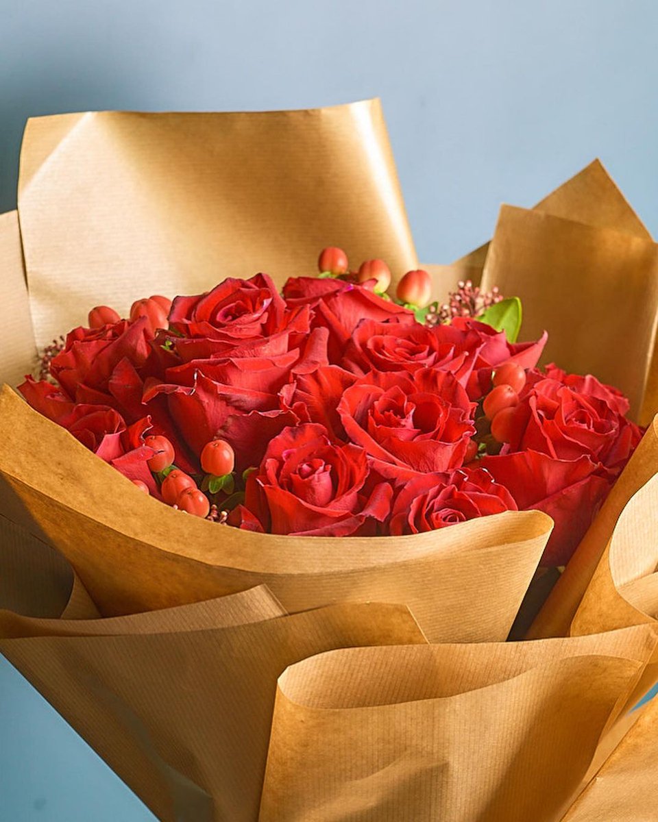 NationTowers's tweet photo. Classic RED by Bloomerangs!🌹🌹
The international symbol of love and admiration

Spend AED 200 with your Visa card to enter the draw for a chance to win awesome prizes, cars, and millions of Etihad Airways Guest Miles. 
--
#SummerOfStyle #RetailAbuDhabi #InAbuDhabi #NationTowers https://t.co/b6pIguAfQ8