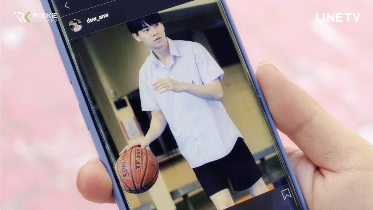 YinOFFICIALTH's tweet photo. มีคนคลั่งรักแล้ว 1 ดูรูปดิวแล้วเคลิ้มเลย เหมือนมีฟิลเตอร์สีชมพู 💖✨

#ครั้งหนึ่งที่รักep1 https://t.co/vqrY4nnhqN