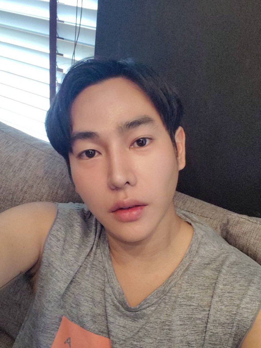 palitandi's tweet photo. วันนี้ผอโทรมาถามว่าจะเปิดอีกวอร์ดเพื่อเพิ่มเตียงไหวมั้ย มีคนไข้รอไม่มีเตียงอีกเยอะ เลยบอกไปว่า ได้ค่ะไหว เพิ่มไปเลยสงสารคนที่รอเตียง

ตัดภาพมาที่วันนี้กินข้าวเที่ยงตอนบ่าย3😂
นุชเหนื่อยพักก็หายแต่คนไข้เหนื่อยนี่แย่กว่า

ปล.ภาพประกอบไม่เกี่ยวกับหัวข้อแต่เกี่ยวกับหัวใจคนโพ�� 5555☺ https://t.co/Wfy6XrNBDn