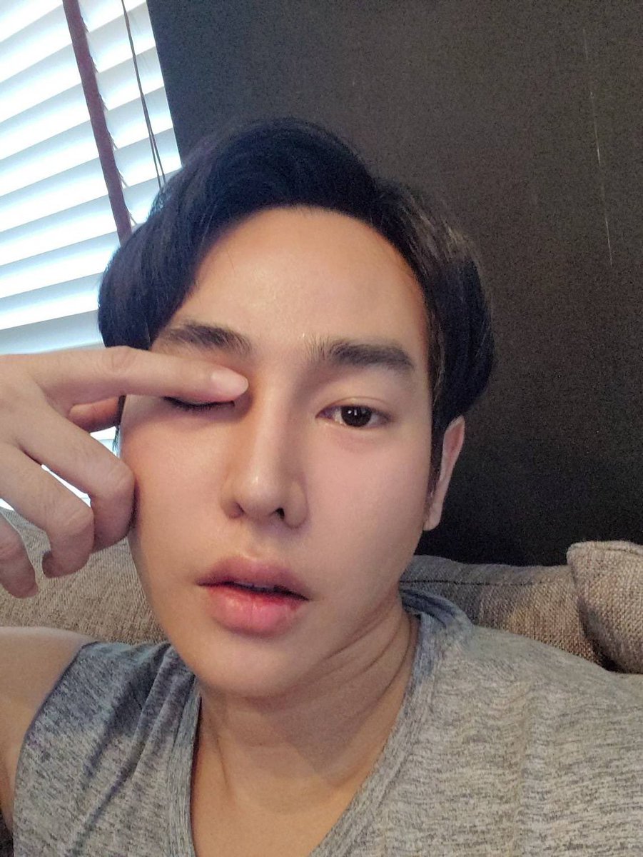 palitandi's tweet photo. วันนี้ผอโทรมาถามว่าจะเปิดอีกวอร์ดเพื่อเพิ่มเตียงไหวมั้ย มีคนไข้รอไม่มีเตียงอีกเยอะ เลยบอกไปว่า ได้ค่ะไหว เพิ่มไปเลยสงสารคนที่รอเตียง

ตัดภาพมาที่วันนี้กินข้าวเที่ยงตอนบ่าย3😂
นุชเหนื่อยพักก็หายแต่คนไข้เหนื่อยนี่แย่กว่า

ปล.ภาพประกอบไม่เกี่ยวกับหัวข้อแต่เกี่ยวกับหัวใจคนโพ�� 5555☺ https://t.co/Wfy6XrNBDn