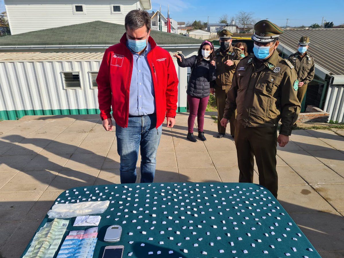 🚨🚔 Gobernador <a href="/gledantec/">Gonzalo Le Dantec</a> y Prefecto de <a href="/CarabValparaiso/">Carabineros Región de Valparaíso</a> #ViñaDelMar dieron cuenta de la recuperación de 🚗🚘 que mantenían encargo por robo y el decomiso de cerca de 300 grs de pasta base de cocaína en el sector de #ReñacaAlto. ¡Gran golpe a la delincuencia! 💪🏻 

@IntendenciaV