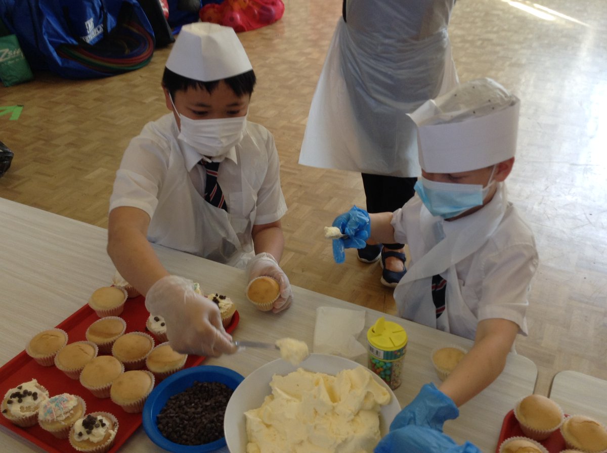 SoulsSchool's tweet photo. On our Vocations Day @SoulsSchool our kitchen staff had some new helpers! Year 6 took charge!
#vocationsday #whoisGodcallingyoutobe https://t.co/Tgzn0Ff4Mo