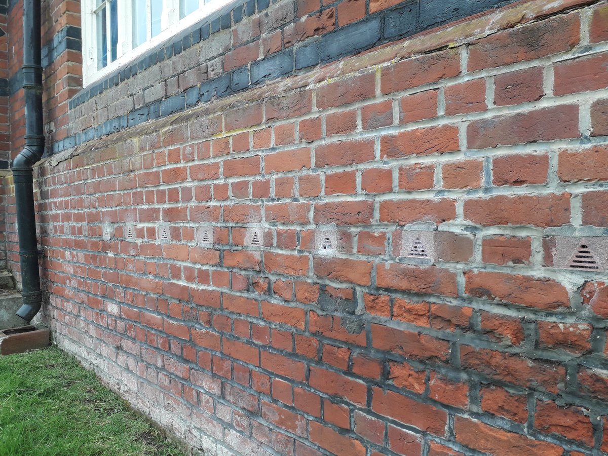 mrwellesley's tweet photo. Knapen &amp; Doulton - the Laurel &amp; Hardy of the damp industry - not so funny for the owner of the otherwise beautiful marlstone house (although I find them perversely pretty) https://t.co/24MXKWzMAa