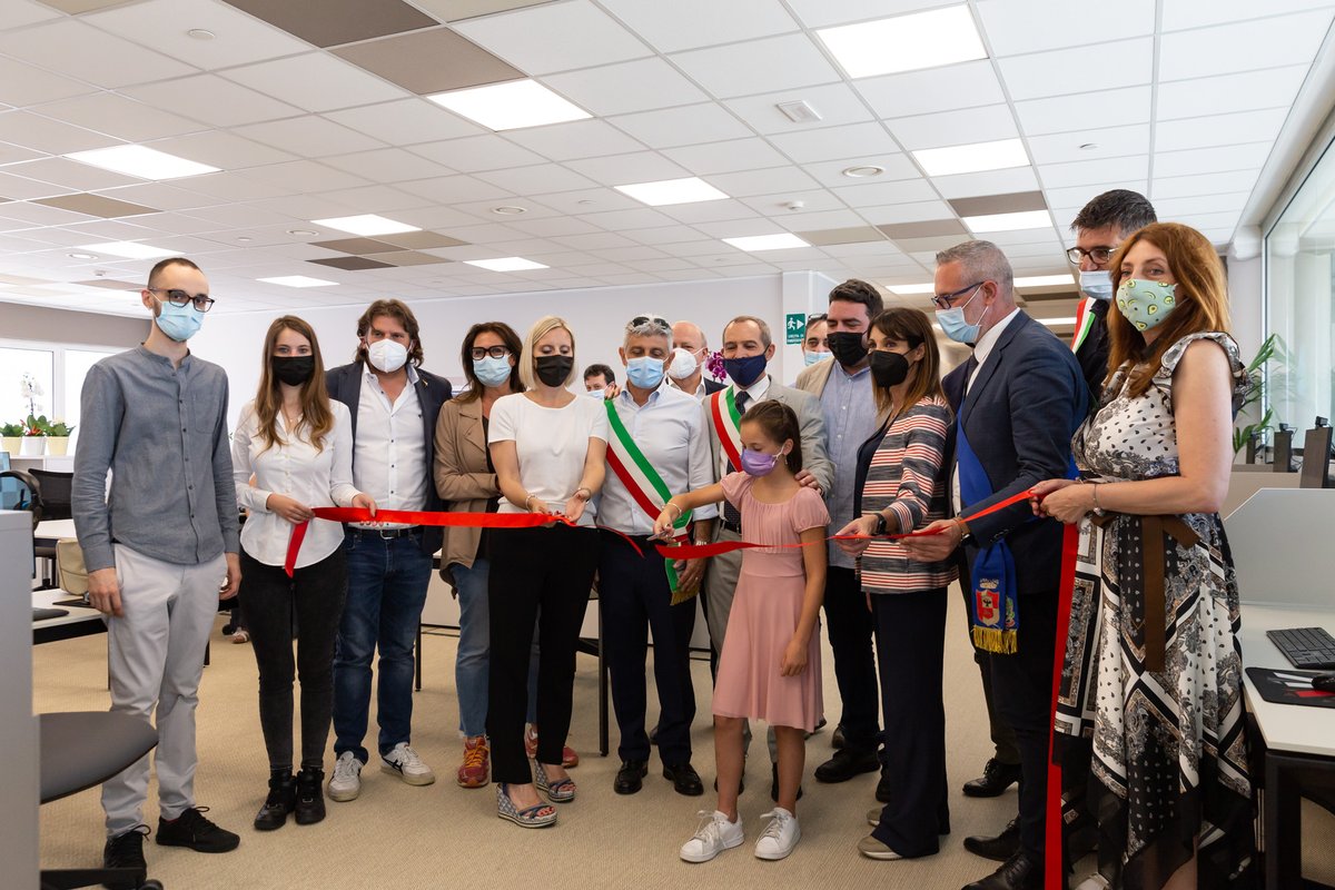 AKHubOrio's tweet photo. 09/07/2021 

AK HUB, l’incubatore d’impresa creato dal gruppo AK e dal Comune di Azzano San Paolo, apre ufficialmente le porte con il taglio del nastro.
Un enorme grazie ai nostri partner @Intel_Italia,  @Logitech, MSI Italia, Extramobili Giazzi e InternetOne

#AKHub https://t.co/V8fx4xIK0p