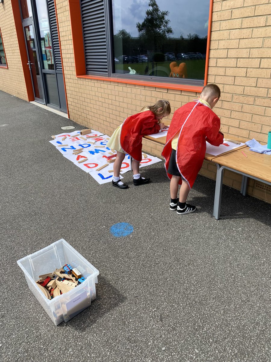 EastfieldPSHull's tweet image. 1DS have practised their painting skills this afternoon! . #epsart #1DS