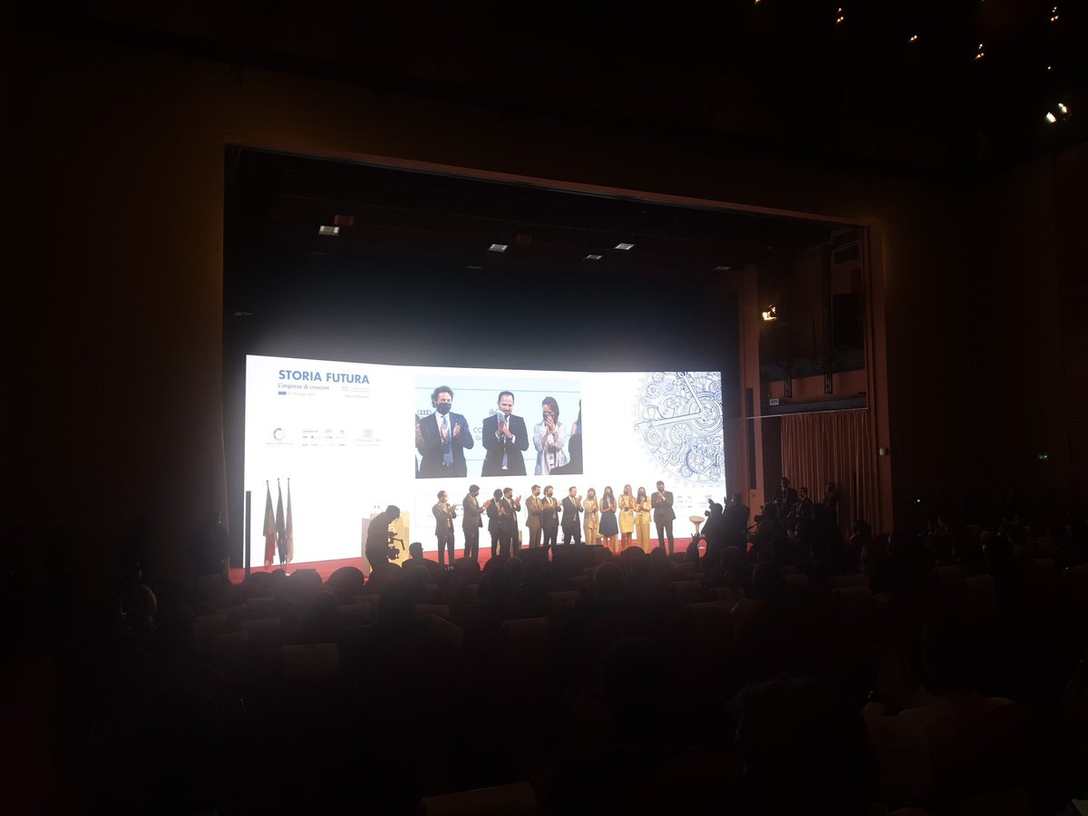 Al Presidente Riccardo Di Stefano e alla sua squadra di Presidenza l'applauso della platea per l'assoluta qualità espressa in questo 50° Convegno Nazionale di #Genova, giornata chiave per la #Storiafutura del nostro Paese. I complimenti di tutti a <a href="/GIConfindustria/">GI Confindustria</a> e <a href="/3regGI/">Convegno GI</a>