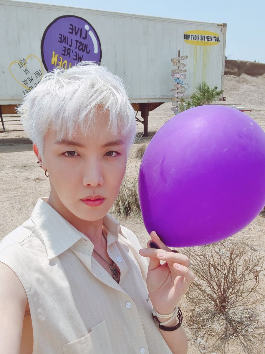 aishiwi's tweet photo. Hobi lately is attacking me so hard 😳😳 @BTS_twt have pity on us Mister hope 🙈💜💜 https://t.co/X7yNjRzTKI