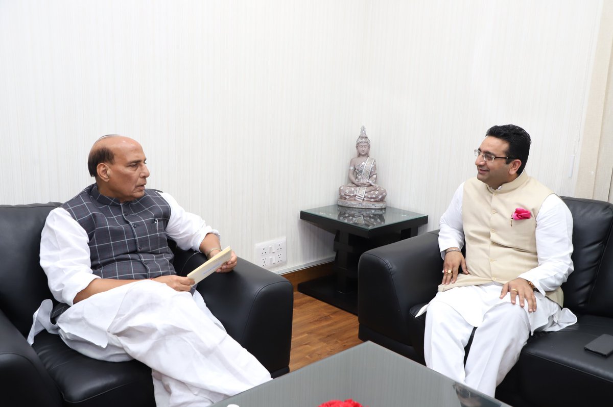 gauravbhatiabjp's tweet photo. देश के गौरव, भारत के रक्षा मंत्री व लखनऊ के यशस्वी सांसद श्री @rajnathsingh जी को जन्मदिवस की हार्दिक शुभकामनाएं एवं बधाई।
आप हमारे आदर्श एवं पथप्रदर्शक हैं। ईश्वर से आपके दीर्घायु और स्वस्थ जीवन की कामना है। https://t.co/6Pw8Xgzewa
