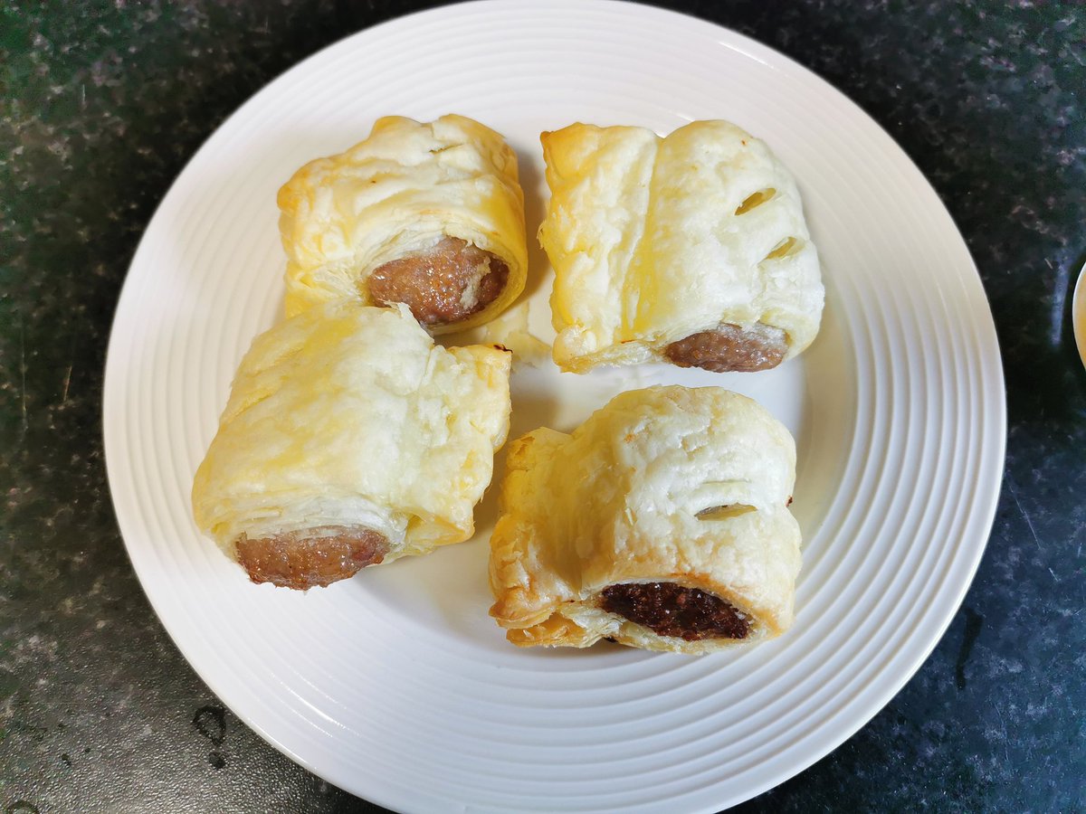 davelklad's tweet photo. Breakfast of Champions 🙂
Highly recommend the Newly added Sausage Rolls on @NeighbourfoodL by @RigneysFarm.. Went down a treat with @Wildorchard Lemonade
#LimerickFood #BiaLuimni
#Limerick #LoveLocal https://t.co/J917UZndG6