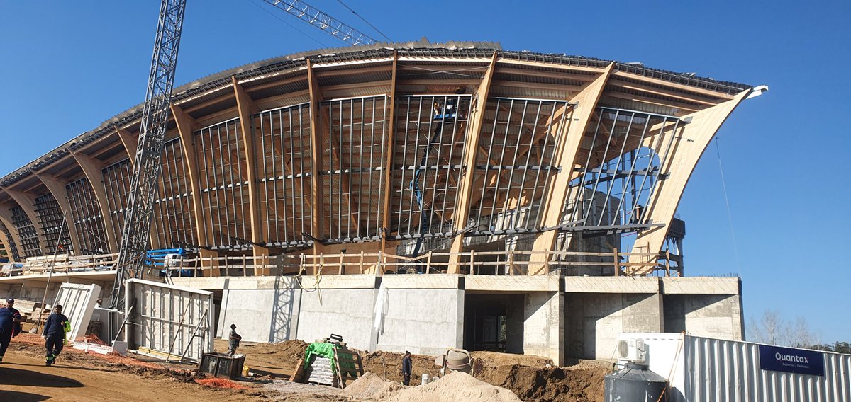 Impresionante la evolución de la Fundación Atchugarry, en esta etapa además de las vigas de Eucaliptus Grandis de Urufor, se ven paneles de plywood de Lumin. Un muy buen ejemplo de lo que se puede lograr con nuestros bosques. Felicitaciones!!!