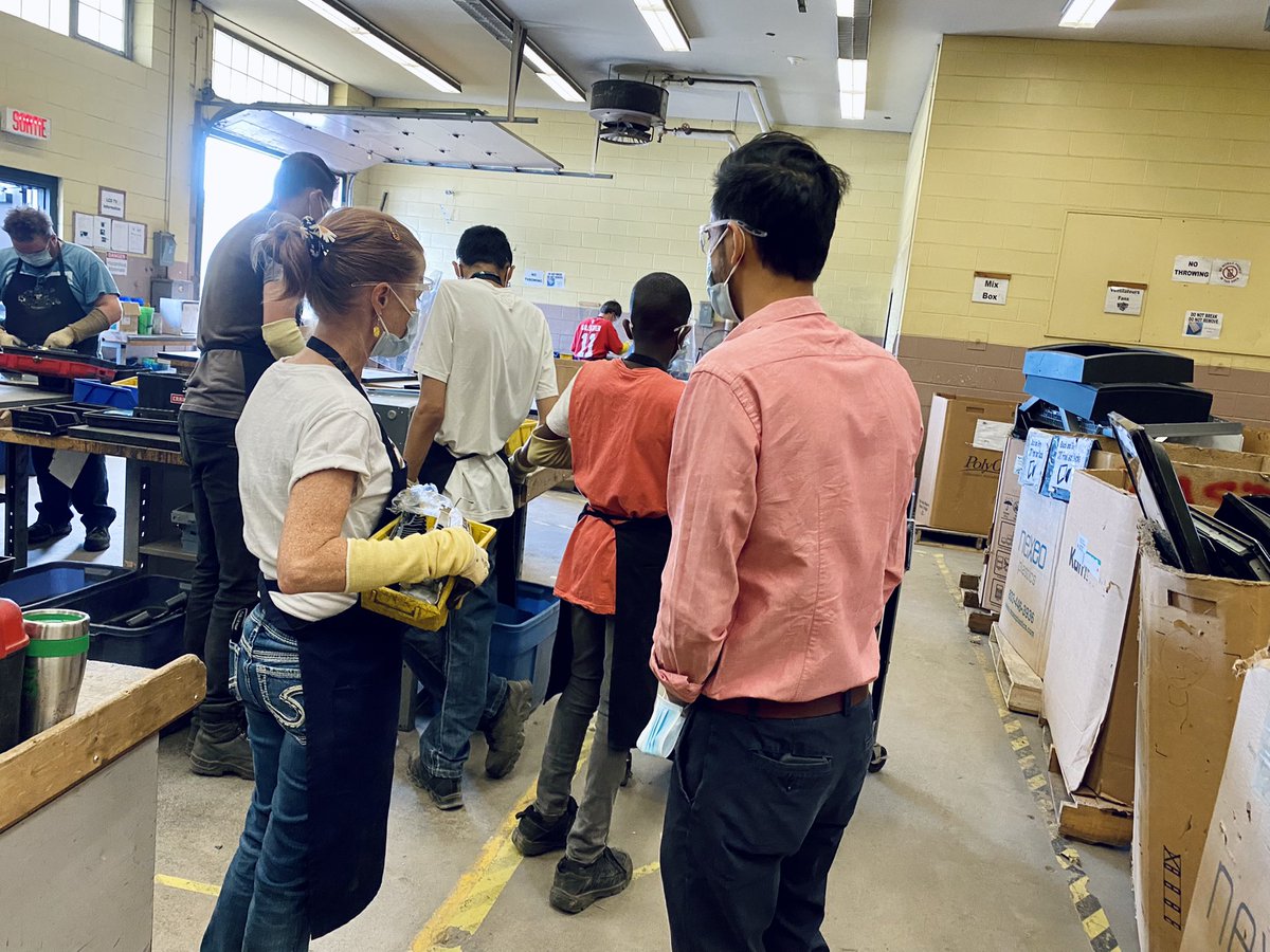 SameerZuberi's tweet photo. J'ai beaucoup appris en discutant avec les étudiants du #CFER Riverdale.
Cette organisation cherche à développer des étudiants autonomes, à produire des citoyens engagés et à former des travailleurs productifs.
♻️ 🖥 ♻️ https://t.co/ayu7k88hrP