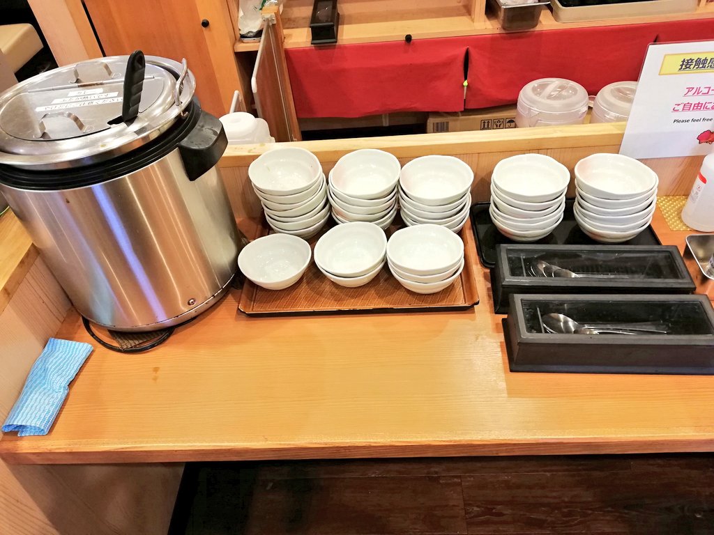 明日とんかつ食べたくなった人へすかいらーくグループの【とんから亭】をオススメします。ここは何故か かけ放題のカレーというのがあってカレーうどんのスープのような出汁と甘みと水分の多さが優しい味で美味しくかつにかけるも良しご飯にかけるも良しです。
あと唐揚げもウマイ!!
#とんから亭 