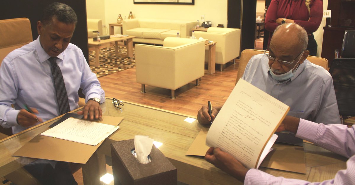 bankofkhartoum's tweet photo. ضمن جهوده المستمرة فى قطاع #المسؤولية_الاجتماعية وبالتعاون مع #جامعة_الأحفاد للبنات، وقع بنك الخرطوم و جامعة الأحفاد على مِنح جامعية يقوم بموجبها البنك بدعم والتكفل بالمصروفات الدراسية للطالبات المتفوقات من ذوى الدخل المحدود، عبر مبادرات المسؤولية المجتمعية التي يقوم بها البنك.
١ https://t.co/wlfbmXvWIx
