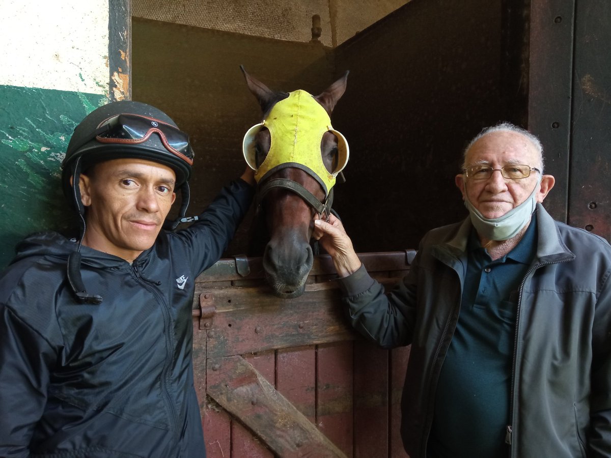 josearturo161s's tweet photo. Esta tarde a las 2 pm tendremos en El Gran Show Deportivo declaraciones del maestro don @cachazoc y del jockey #JoséGHernández luego del resonante triunfo de #Valrazio (foto) en el #ClásicoFANB por 89.9 FM, https://t.co/jpX9uunxOX y la App PyPRadio Sports 89.9 FM Imperdible. https://t.co/aeSItaJbzD