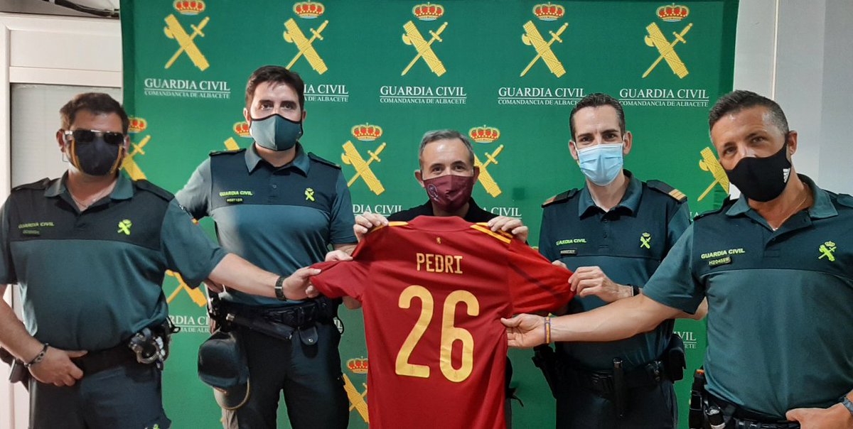 guardiacivil_ab's tweet photo. 🛎 La Guardia Civil de Chinchilla dona a la Asociación de Familias de Niños con Cáncer de Castilla La Mancha (AFANION) la camiseta firmada del jugador tinerfeño de la Selección Española 🇪🇸 de fútbol ⚽ PEDRI.

🧐 En breve, esa camiseta puede ser tuya 📦 https://t.co/izFdXeMEjH