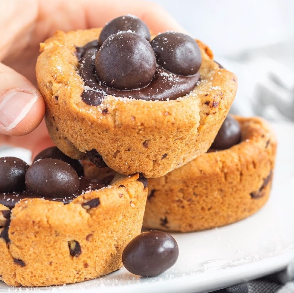 End of week treat 😍 Try @kitseats recipe for these Choc Chip Cookie Cups, made with Just Natural Ground Almonds 🤩