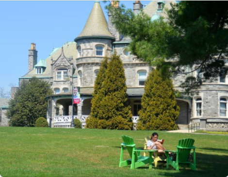 MainLineApts's tweet image. It's the perfect day to soak up some rays. ☀️😎 
📷 @rosemontcollege