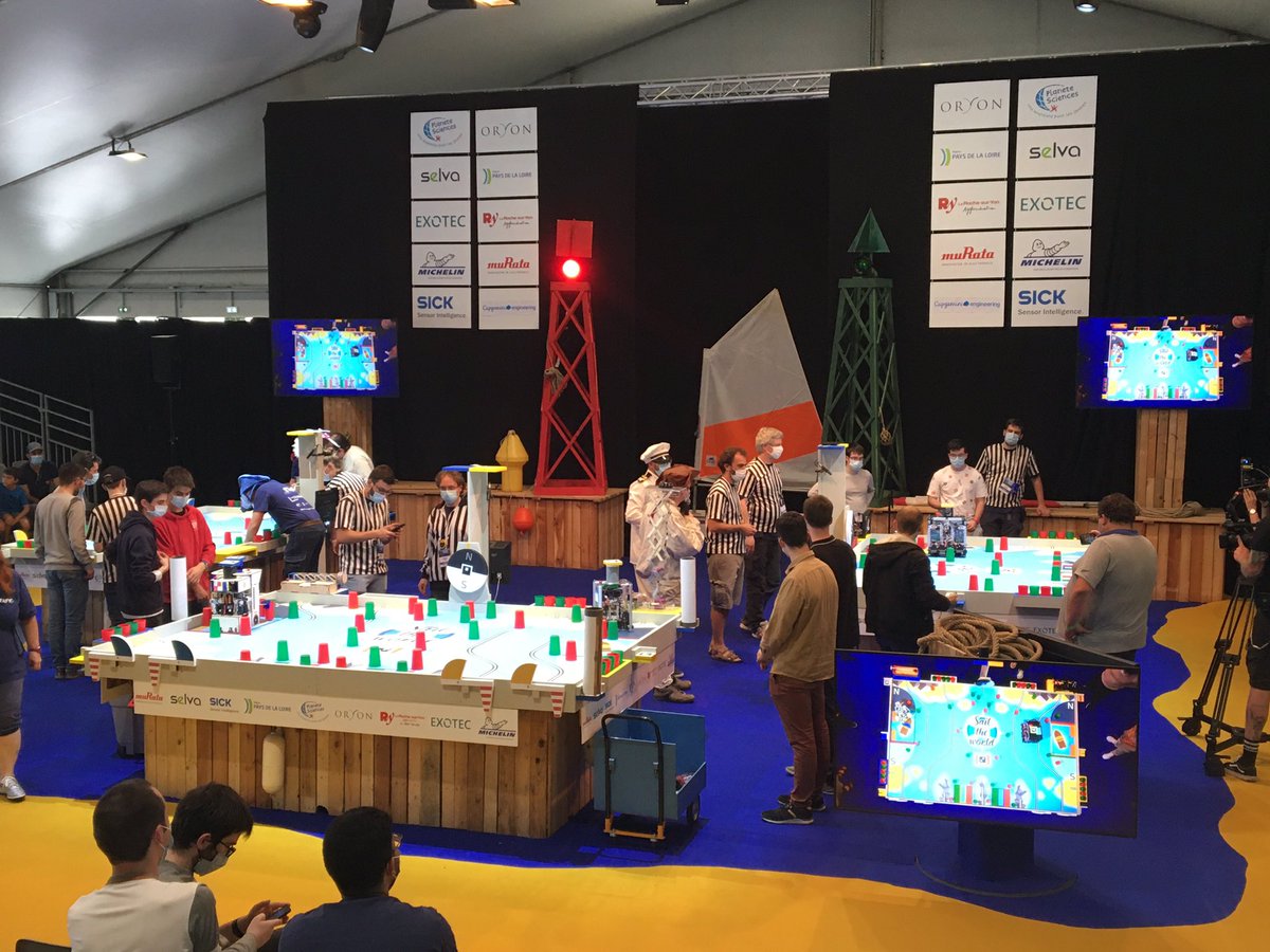 Fra_Raynaud's tweet photo. Les matchs se succèdent à la @CoupeRobotique en jauge limitée en raison de la crise sanitaire. Mais toujours une énorme ambiance. Une nouveauté la #CoupeRobotiquejunior. La finale samedi soir. @oryon85 @larochesuryonfr https://t.co/Ofqm7k6fQN