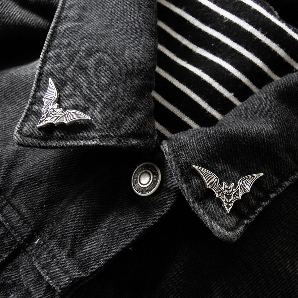 toofastclothing's tweet photo. Oooh, we're now carrying some cool ass enamel pins by @ectogasm_art! Check out this Bat Collar Pin Set 🦇⚡
★⁠
★ https://t.co/i3sHtBEiPg ★
★
#enamelpins #collarpins #lapelpins #batpins #batlady #ilovebats #batlife #batfashion #batlover #altfashion #altfashion #altstyle https://t.co/YtrzSDjzQE