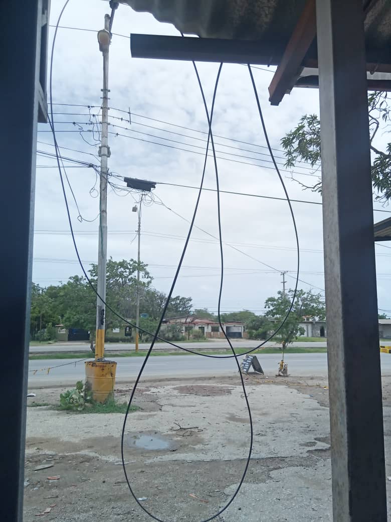 BajoLaLupaInfo's tweet photo. #Ahora En Tubores andan sin luz, sin servicio CANTV y sin agua desde las 6:00 pm. La tormenta de ayer los dejó sin electricidad porque las guayas se desprendieron, igual que las de telefonía. Piden atención urgente #09Jul https://t.co/vNS2ausFEu