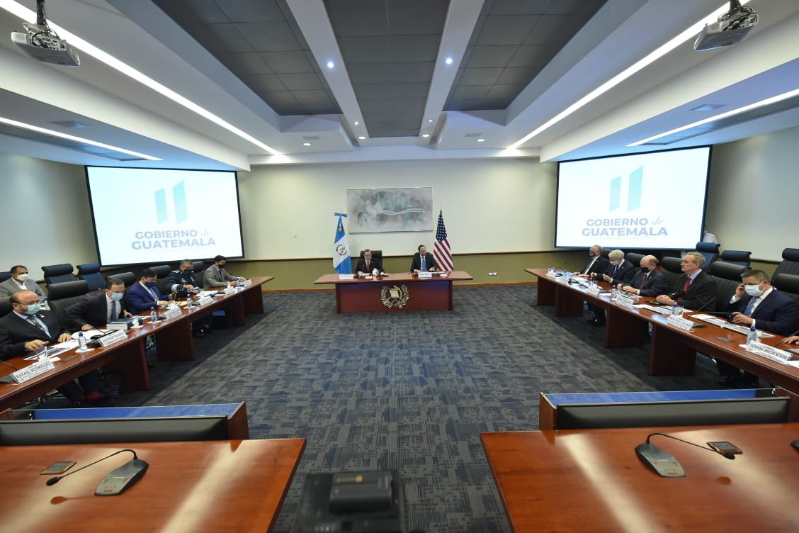 Presidente <a href="/DrGiammattei/">Alejandro Giammattei</a> y Ministros de Estado del <a href="/GuatemalaGob/">Gobierno de Guatemala 🇬🇹</a>, se reúnen con la delegación bipartidista de senadores de 🇺🇸 que visitan 🇬🇹.