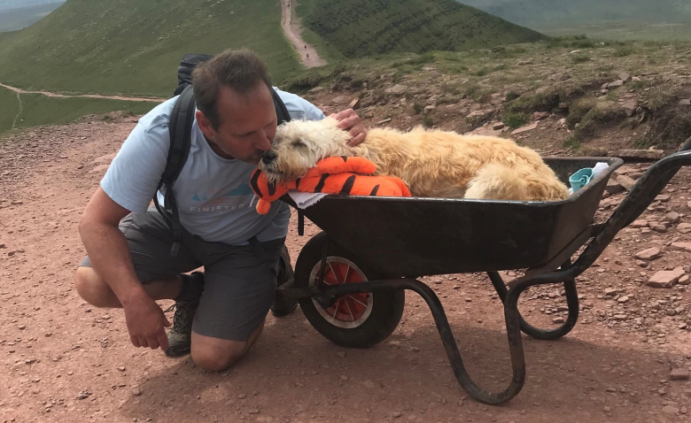 LMPositif's tweet photo. 🏴󠁧󠁢󠁷󠁬󠁳󠁿 Alors que son chien Monty était atteint d'une leucémie, son maître Carlos Fresco a décidé de l'emmener une dernière fois à son endroit préféré : au sommet du Pen y Fan, pour le plus grand bonheur de Monty ! ❤️ https://t.co/BOs6UzAZ2I