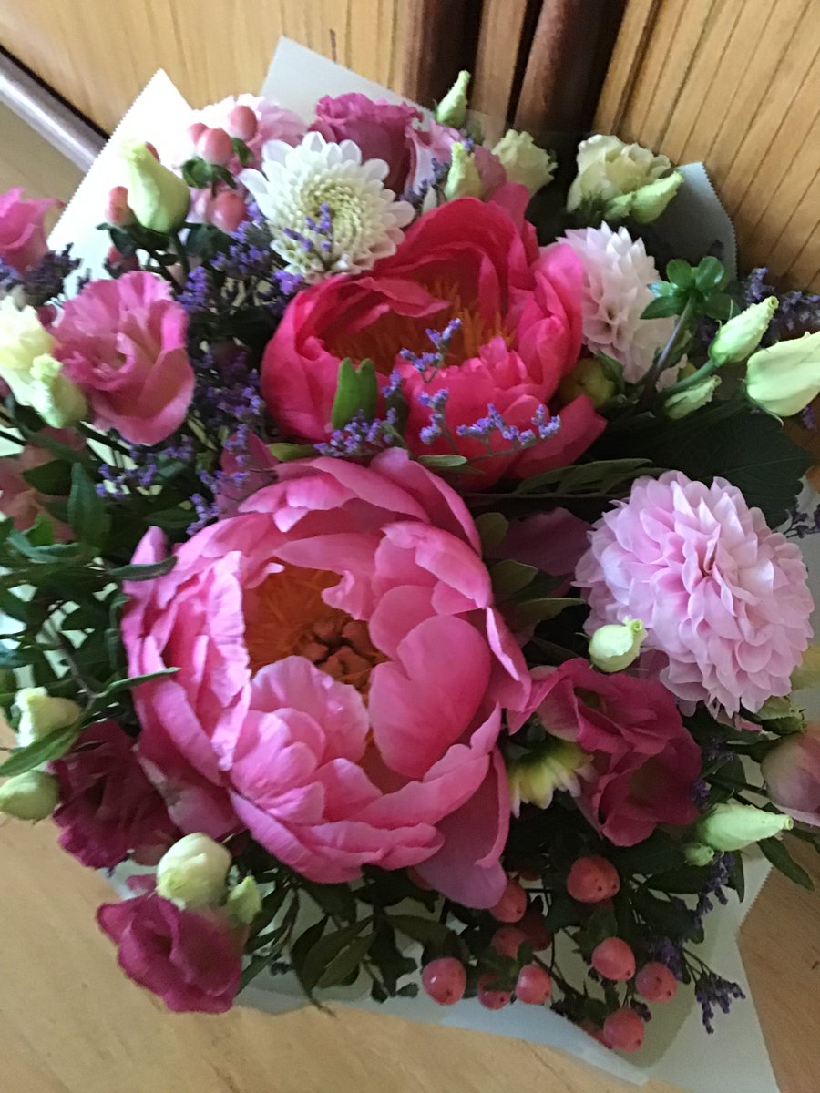 Loving the fabulous flowers 🌺 <a href="/SLongstaff/">Suzie Longstaff</a> <a href="/putneyhigh/">Putney High School</a>