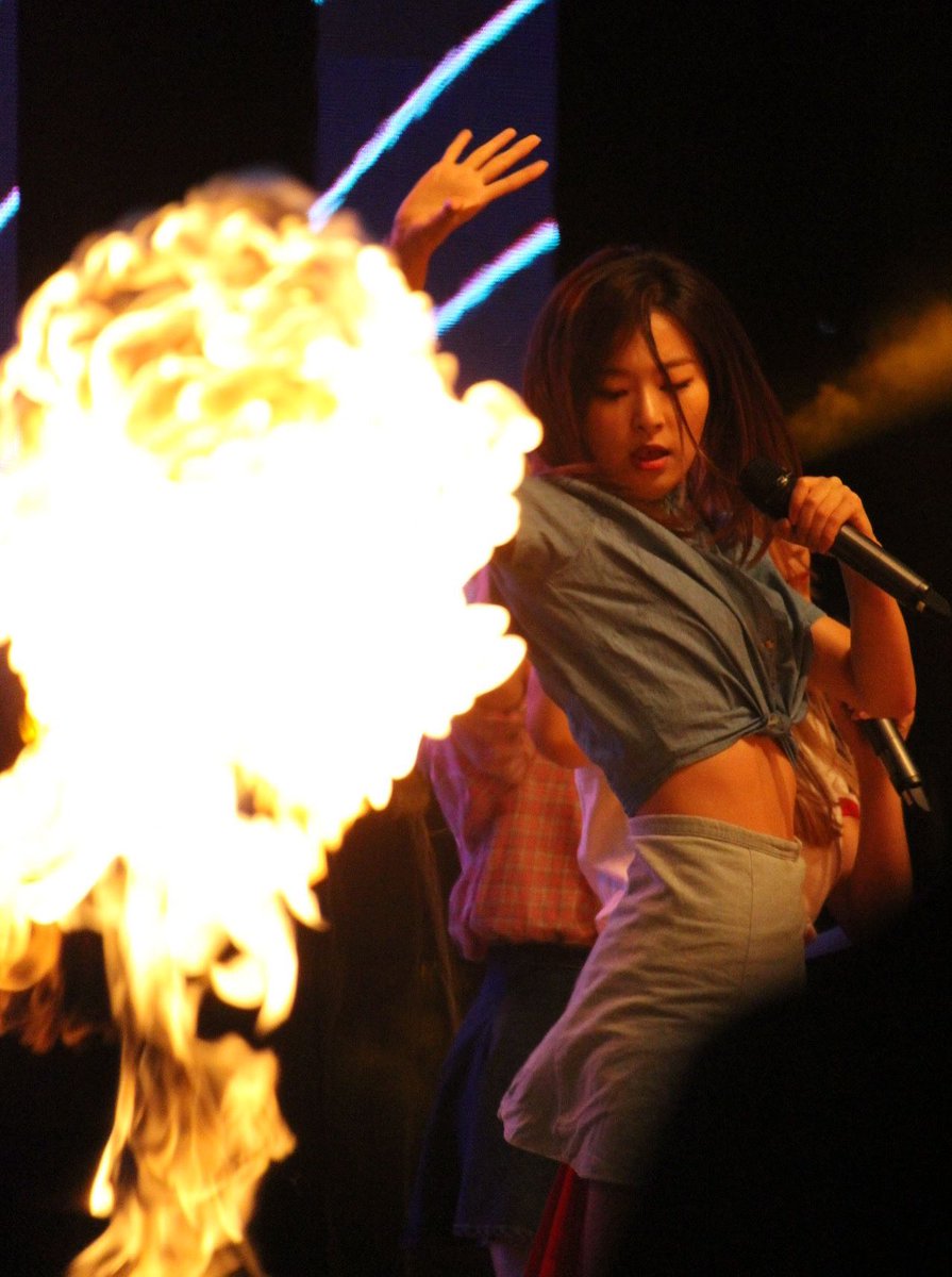 dinniebur's tweet photo. Seulgi on stage https://t.co/ySKlX3YGlc
