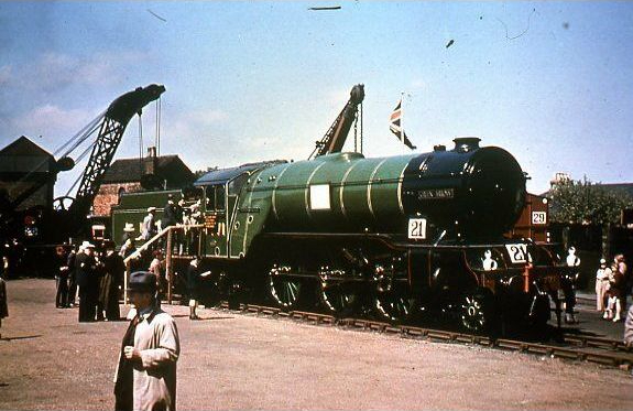 VoughtSikorsky's tweet photo. On June 5th &amp; 6th 1937, the LNER held an exhibition at New Barnet, showcasing such new locomotives such as V2 4771 Green Arrow &amp; B17/4 2848 Arsenal, as well as older attractions like P1 2393. A true show of Gresley engineering if you will! https://t.co/Knlzjw1lub
