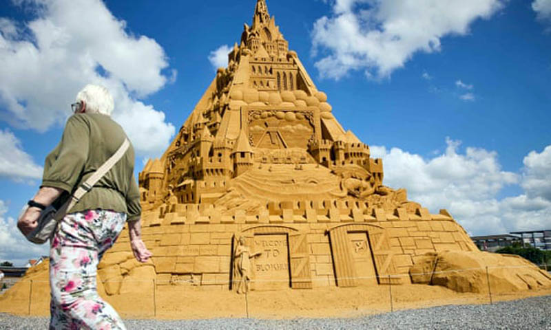 World’s biggest sandcastle built in Denmark bit.ly/3hscboc
