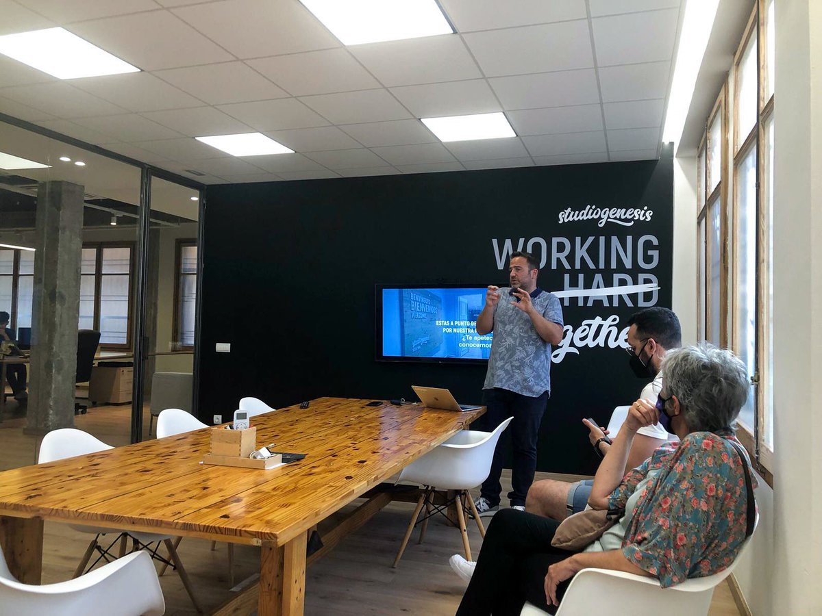 studiogenesis's tweet photo. Ayer recibimos a los alumnos de la #EscolaTIC en nuestras oficinas y les explicamos nuestra forma de trabajar, cultura y qué perfiles profesionales forman nuestro equipo.
En Studiogenesis vemos vital apostar por el TALENTO JOVEN ✨¡e iniciativas como estas del @TICSud ! https://t.co/5e82furuxn