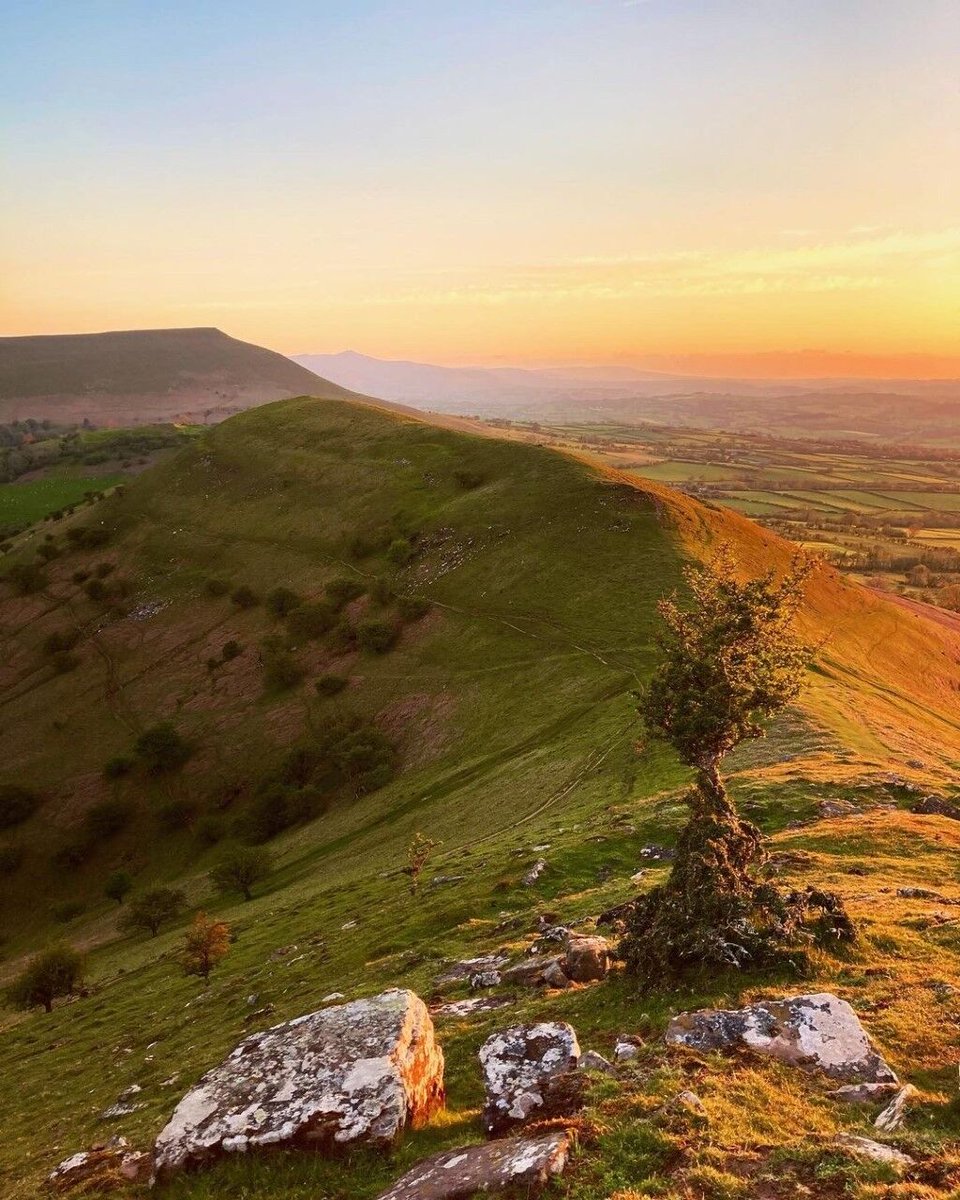 The mountains are calling you
•
Use #explorebreconbeacons to be featured 
•
📷©️ @thiswelshgirlwalks