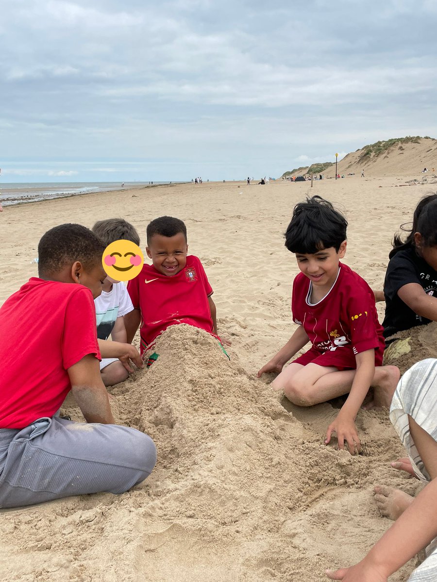 MissBarnes06's tweet photo. We have had THE BEST day at the beach 🏝 @MissAMaloney @mrspoulson7 @s_backhouse @Fikrim_h https://t.co/viu6gp97SE