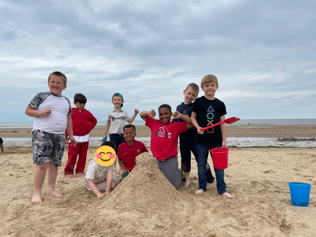 MissBarnes06's tweet photo. We have had THE BEST day at the beach 🏝 @MissAMaloney @mrspoulson7 @s_backhouse @Fikrim_h https://t.co/k9CIlG7d0E