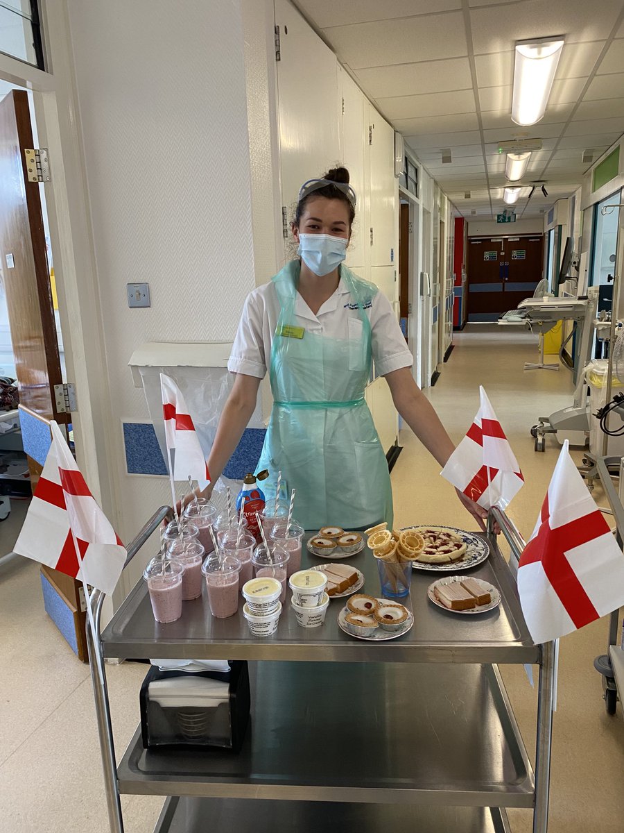 It’s coming home on ward 9. 🏴󠁧󠁢󠁥󠁮󠁧󠁿 red & white snacks and smoothies for our hip # patients this hot Friday afternoon! ⁦#hipqip2 #nutritioniskey #hydration @laurambrady⁩ ⁦@AiredaleNHSFT⁩ ⁦@RUBISQi⁩
