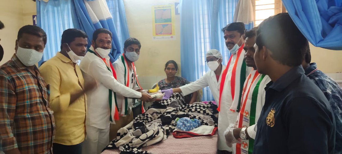 Dinesh_BRS's tweet photo. On occasion @seethakkaMLA birthday distributed fruits,milk,bread at shadnagar Govt hospital. https://t.co/FMoq9N0jcE