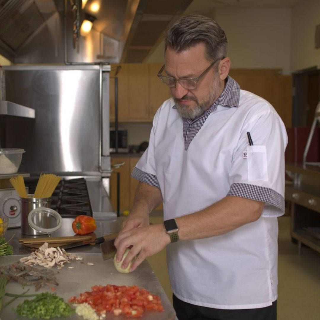 utchefapparel's tweet photo. If you want your staff to make a statement, add a pop of contrast to their uniforms with the Trimmed Utility Shirt. Whether you choose black or shepherd’s check as your trim, your employees will be as eye-catching as the food.
#BEUNCOMMON https://t.co/ZTjqlUPIGD