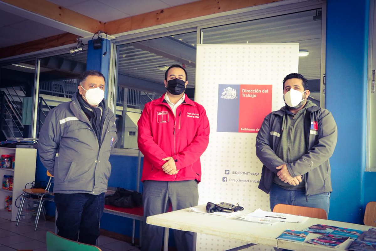 En Colegio Resurrección #Rancagua; Gobernador <a href="/FuribeEstela/">Felipe Uribe Estela</a> y nuevo Operativo Covid en tu Barrio organizado por <a href="/Gob_Cachapoal/">Gob. Cachapoal</a> y <a href="/seremisaludohi/">Seremi de Salud O'Higgins</a> con apoyo de <a href="/MDSOHiggins/">MDSOHiggins</a> <a href="/injuvohiggins/">INJUV O´HIGGINS</a> y Direccion del Trabajo. Un centenar de vecinos participan de #GobiernoEnTerreno #Cachapoal