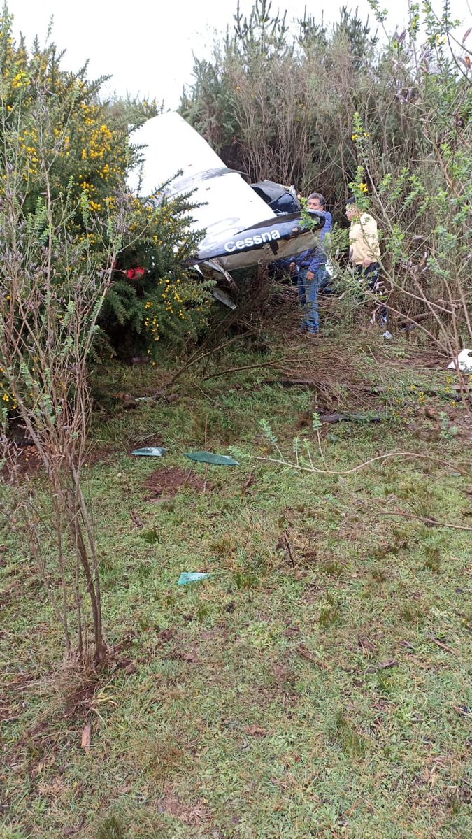 CEspinozaQ's tweet photo. Equipos de emergencia trabajan en el rescate de tripulantes y pasajeros de avioneta accidentada en su llegada al continente en Tirúa, proveniente de Isla Mocha. @Cooperativa https://t.co/QVl56jXGuB