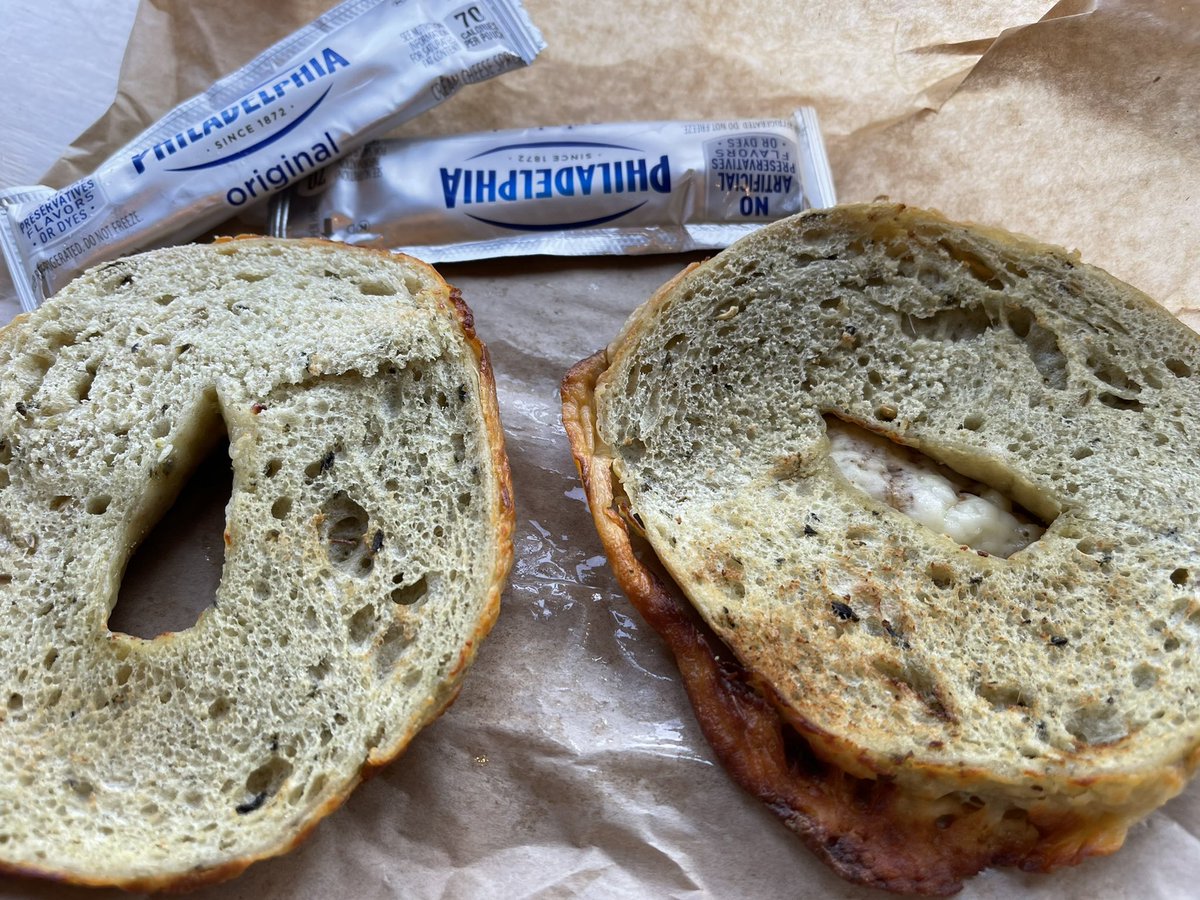 I miss NYC. You can get a proper #bagel with a proper #schmear of #creamcheese Packets o’ CC?? Oh the horror!!!!! #nyc