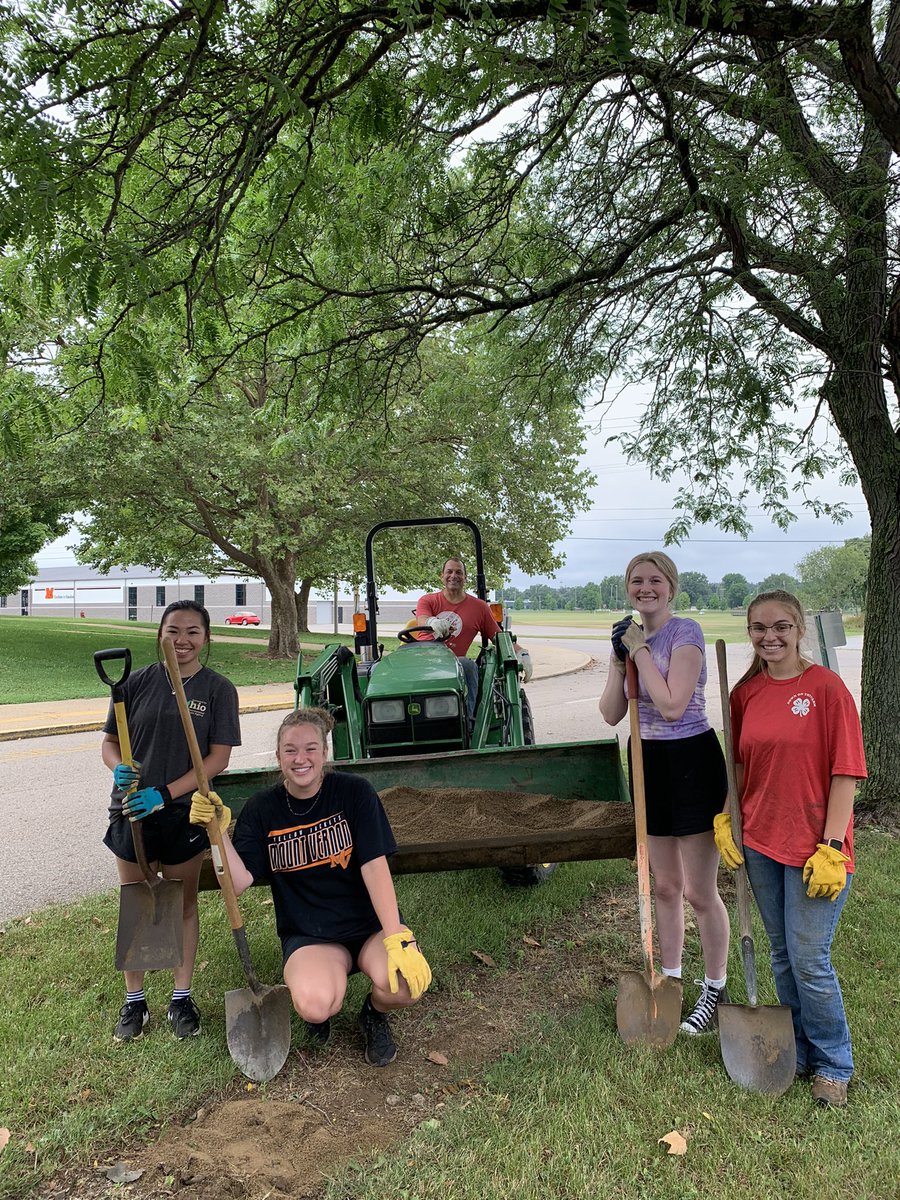 Keaton_EngTeach's tweet photo. #girlpower is all I can say!Split-rail fence is GONE! @MVHSKeyClub worked hard this morning. Thank you Small’s Sand and Gravel for the donation of sand! The holes are properly filled. 🙌🏻@Jsan0900 @mrC_MVHS https://t.co/TzhtXDnLlh