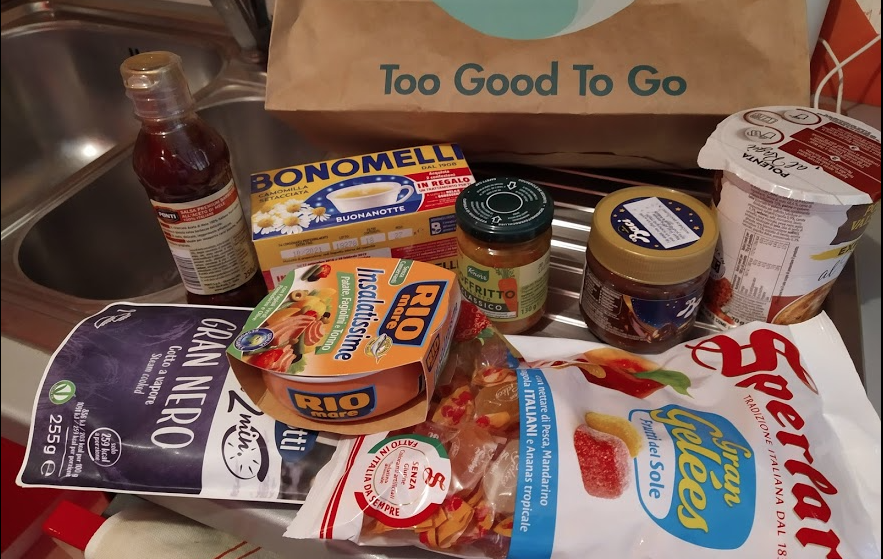Iris_Gav's tweet photo. Cibo industriale con scadenza tra settembre 2021 e il 2023, valore dichiarato 18€, Magic Box pronta già dalle 16. @TooGoodToGoIT e sarebbe questa un'azione di impatto contro lo spreco alimentare? https://t.co/nf0UrvGlRz
