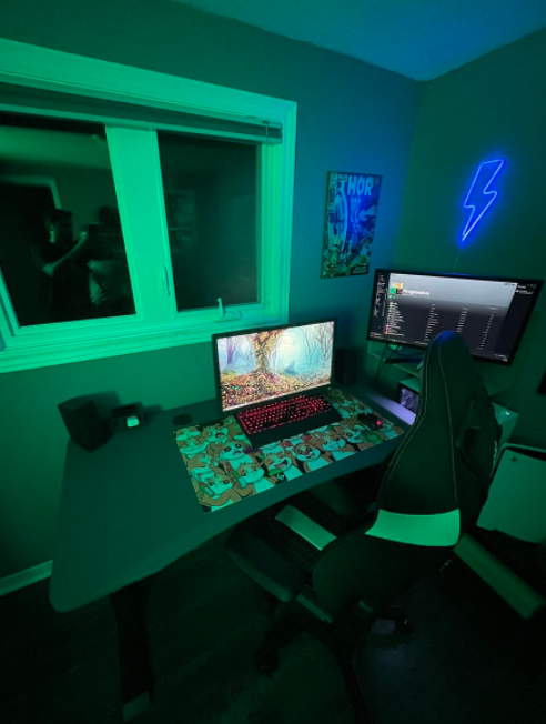 MojoDesk's tweet photo. Um can we all take a moment to appreciate this rockin' MojoDesk #happycustomer #desksetup
@jordan_goodlad
#gamingsetup #mojodesk #standingdesk #gameon #levelup #sitorstand #mojogamer #review #madeinusa #gamingdesk #officefurniture #quality #wellness #WFH https://t.co/syTqgrjLHS