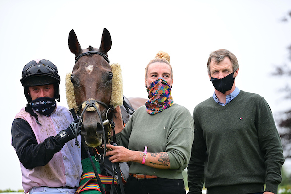 HEROES OF RENOWN and Dylan Robinson with trainer James Motherway and groom Katie Sloan after their win in the 3m Maiden Hurdle. 

📸Healy Racing