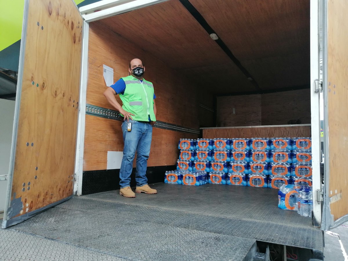 indexOccidente's tweet photo. El día de ayer se realizó la tercera entrega a voluntarios del programa de vacunación del Auditorio Benito Juárez, la entrega de 5,000 botellas de agua, suma ya; 10,000 botellas del líquido vital y 25,000 cubrebocas entregados tan sólo a este recinto.
#indexOccidente https://t.co/wPO8DUdtCk