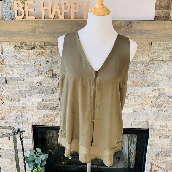 KitrinaHafenbr1's tweet photo. So good I had to share! Check out all the items I'm loving on @Poshmarkapp #poshmark #fashion #style #shopmycloset #zara #bananarepublic: https://t.co/0QL0mTwejf https://t.co/6GbBqQfXSt