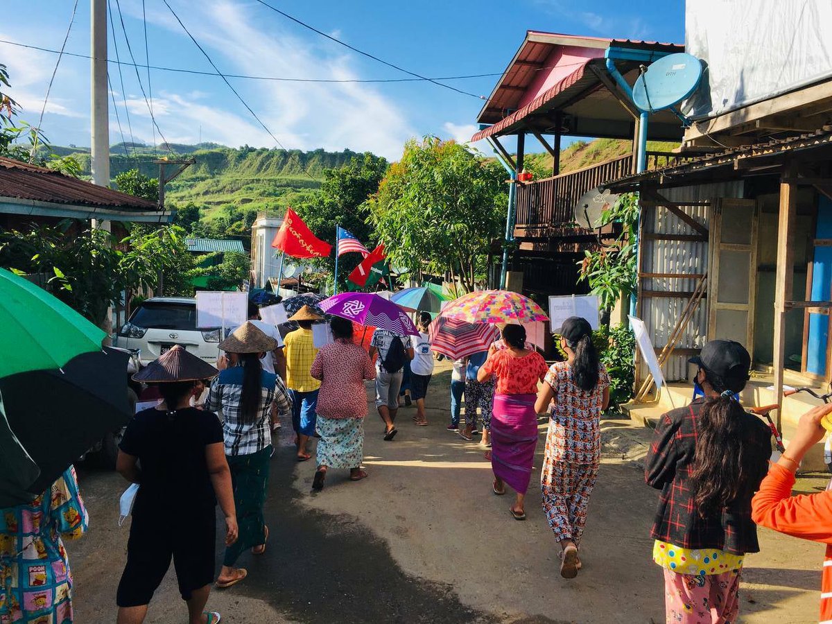 Protesters in Hpakant, Kachin, marched against Myanmar's military junta this afternoon (Jul 9). 

Photos: CJ

#WhatsHappeningInMyanmar