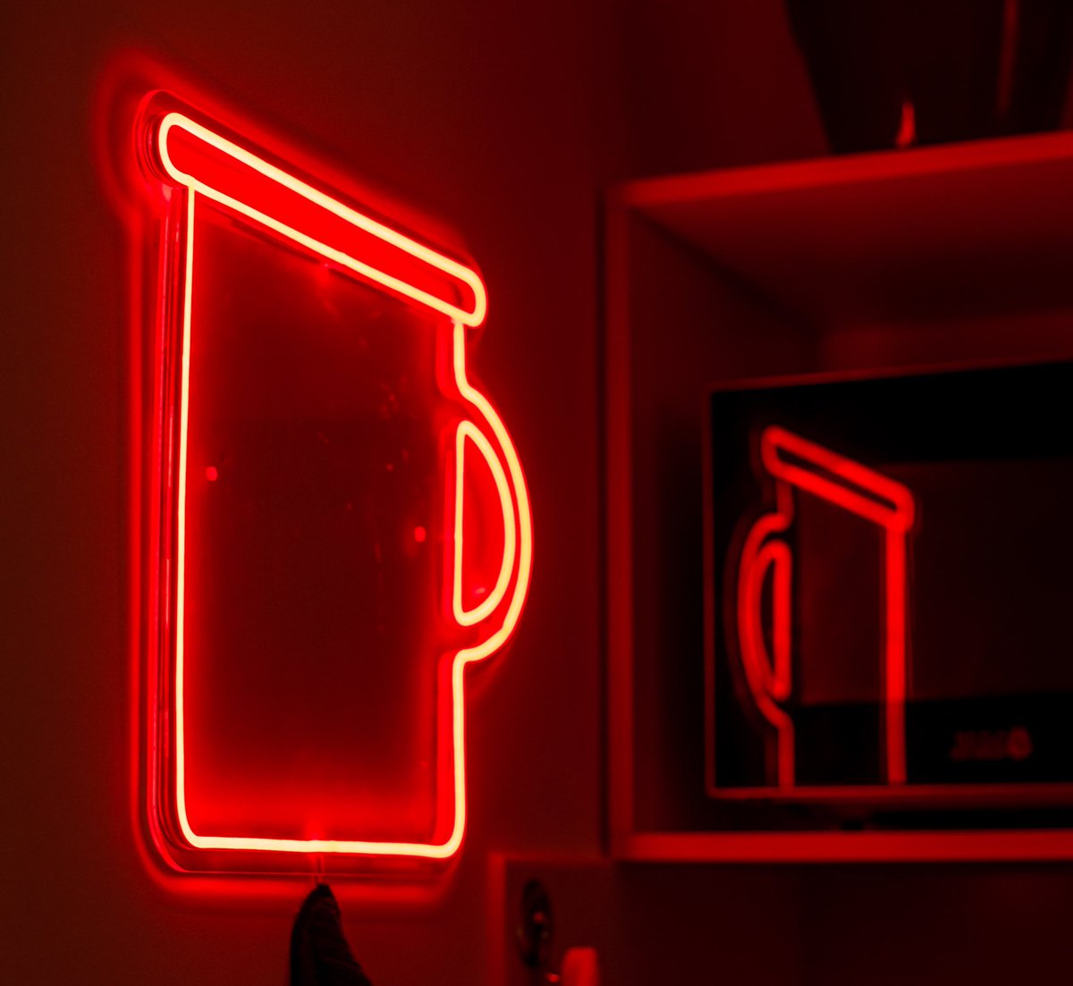 Cuenta la leyenda que si das RT a este Jarrolata Neón tenés más suerte de encontrar el corcho ganador en tu botella de Quinta 😏

Y recordá que sólo participan las botellas legales en la promo #CastilloQuinta 👑