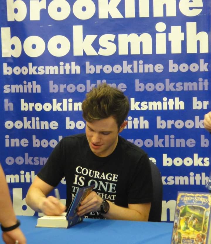 chillcolfer222's tweet photo. #TLOS4 signing ๐๐ https://t.co/pfP9cK4JiW